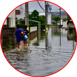 西日本豪雨災害で浸水した家 避難する男性二人